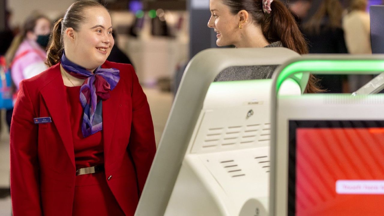 La aerolínea Virgin Australia contrata a joven con síndrome de Down para su  equipo de servicio al cliente - Politica